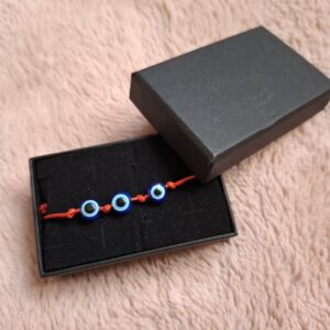 Sarkanā diega aproce ar ļaunās acs pērlītēm