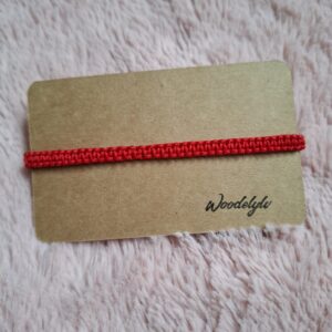 Klasiskā sarkanā diega aproce ar pērlītēm